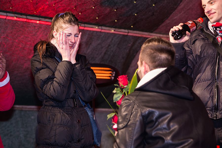 Romantikus, nyilvános lánykérés Nyíregyházán a Coca-Cola Karácsonyi Karaván színpadán