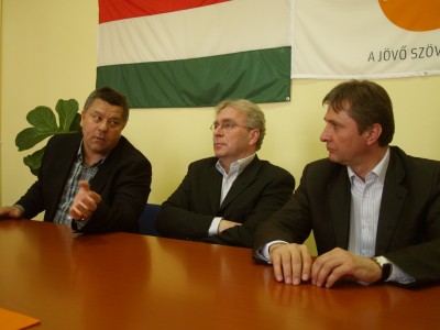 Szerdán a Fidesz sajtótájékoztatót tartott, melyen kifejtették véleményüket a kialakult politikai helyzetről és annak megoldására tett javaslatukról.