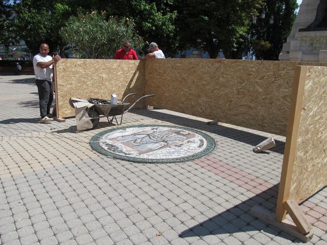 Helyreállítják a Kossuth téri mozaikokat