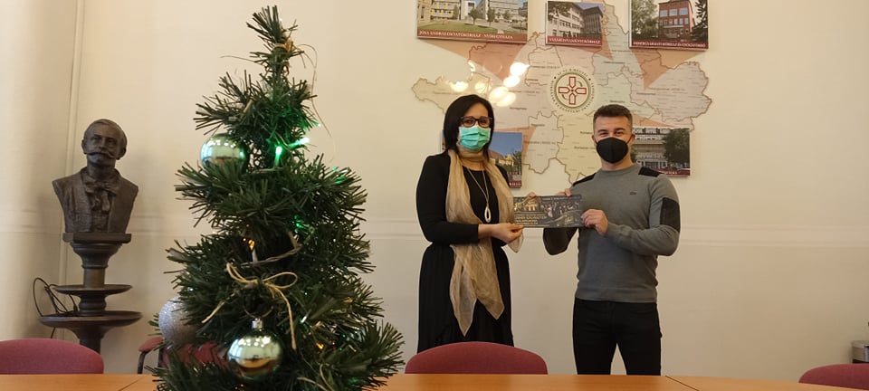 A Móricz Zsigmond Színház Szilveszteri színházjegyekkel lepte meg az  orvosokat, ápolókat karácsonyra